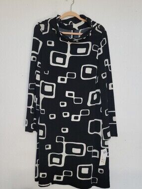 Black & White Geometric Long-Sleeve Dress